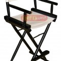 Cadeira diretor de cinema alta para direo de local privilegiado, eventualemte usada para maquiagem devido a sua portabilidade.