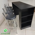 ✨ Conjunto de Bancada com Prateleiras Descubra nosso conjunto de bancada com prateleiras, disponvel em preto, branco e madeirado claro ou escuro. Acompanhe com banquetas em acabamentos cromados ou pintura epxi. Ideal para cozinhas e espaos comerciais, combina praticidade e estilo, garantindo durabilidade e organizao. Transforme seu ambiente! ✨