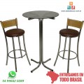 ✔️ Descubra nosso conjunto de bistr tubular alto, que combina elegncia e funcionalidade. Com estrutura cromada, tampo de vidro e banquetas altas, disponveis em duas opes de encosto: junco tramado nas cores palha ou marfim. Os assentos redondos so revestidos em corino e material Dunas, oferecendo conforto e variedade com diversas cores e estampas. ✔️