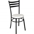 Cadeira resistente com refor�o entre as pernas, pequena, pr�pria para restaurantes e lancherias.