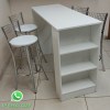 Bancada branca para cozinha com banquetas